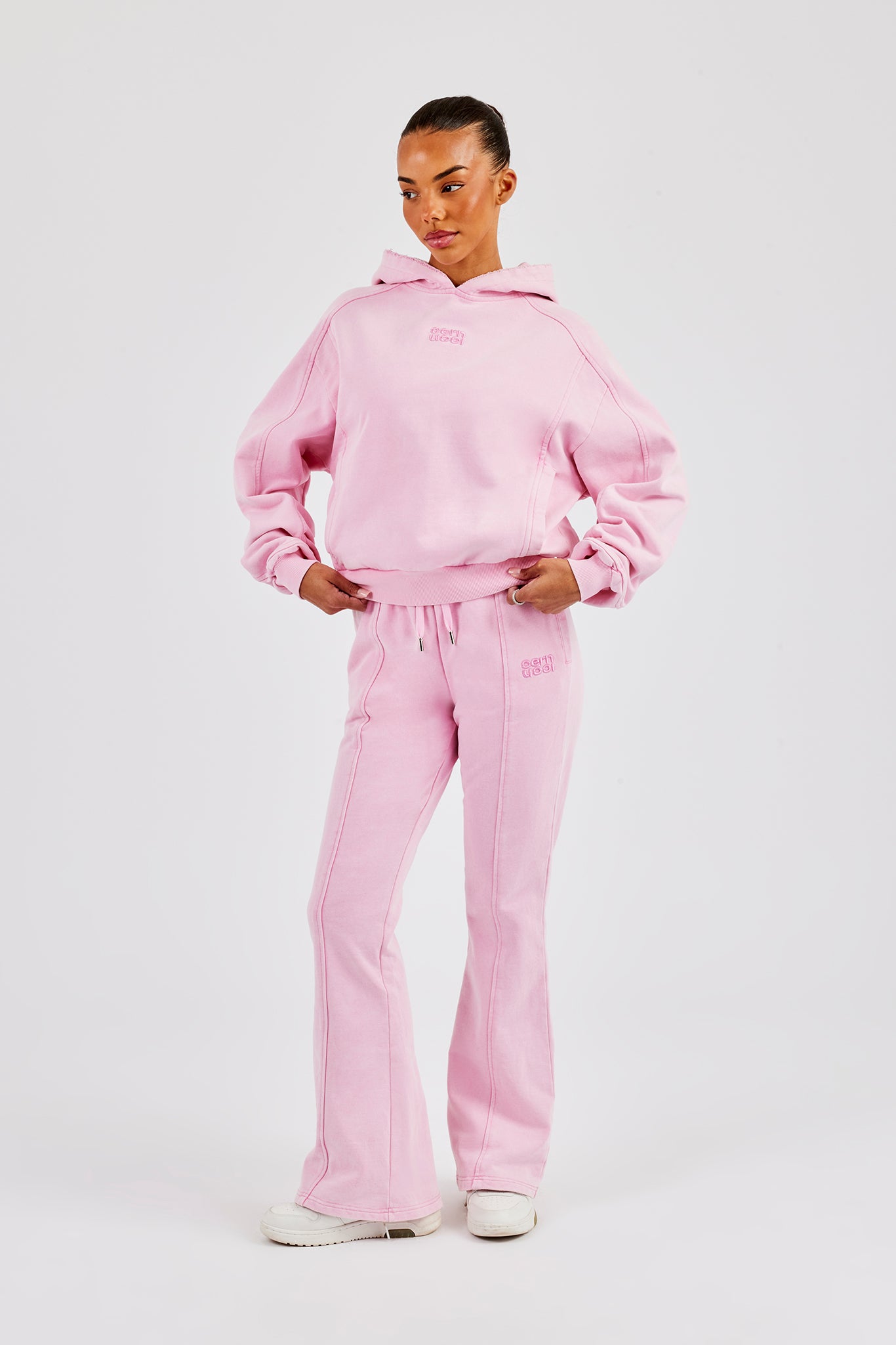 Kurzer Raglan-Hoodie und Schlaghose – verwaschenes Rosa